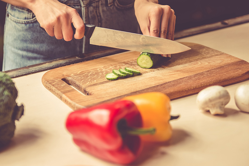 Cutting up vegitibles.